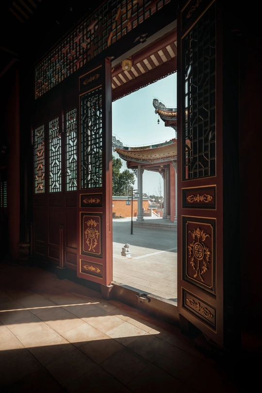 带有敞开大门的建筑物入口