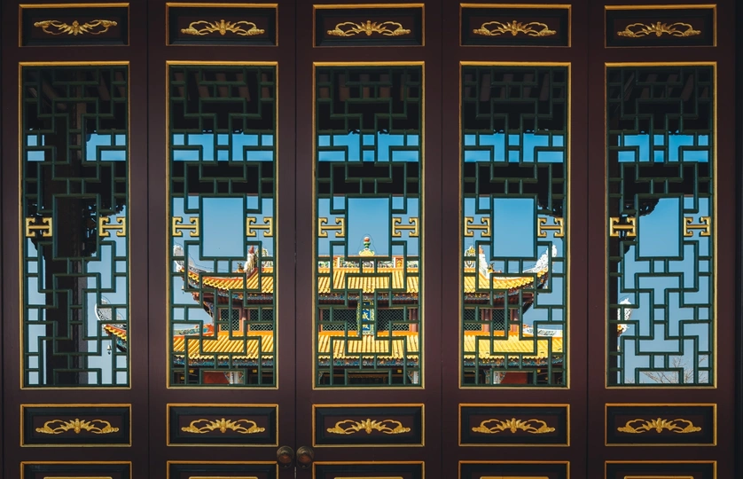 一个带有彩色玻璃窗和门的华人寺庙