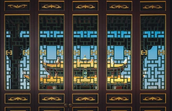 一个带有彩色玻璃窗和门的华人寺庙