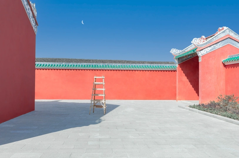 空房间 红屋顶 椅背对明亮的蓝色天空