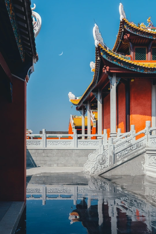 建筑在水中的倒影