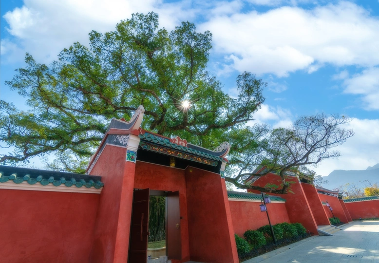 红色墙的中国寺庙入口