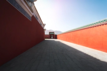 太阳在建筑物的墙壁上投射出阴影。