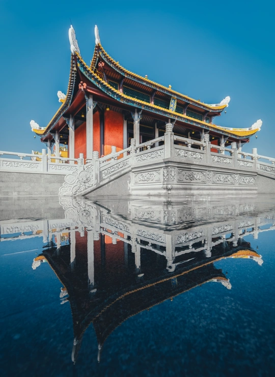 水中倒影的寺庙