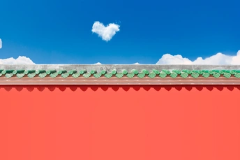 蓝天下的红墙绿屋顶