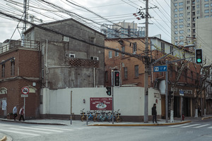 一个城市中的交叉口 人们穿越街道 背景中有建筑。