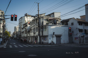一个城市街道的交叉口的红灯