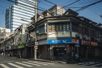 城市街道的拐角处有一栋高楼