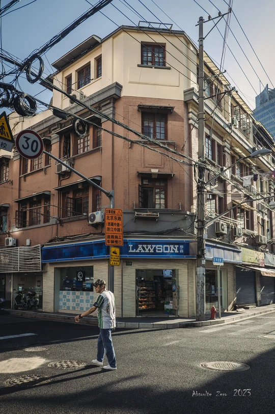 一个人穿越城市街道