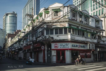 一条街道 高楼林立 人们骑自行车。