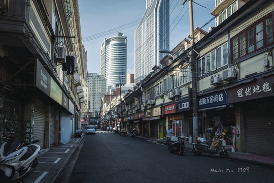 城市中的空荡街道 周围有高楼大厦