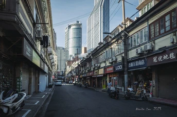 城市中的空荡街道 周围有高楼大厦