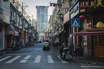 城市中的空荡街道 周围有高楼大厦