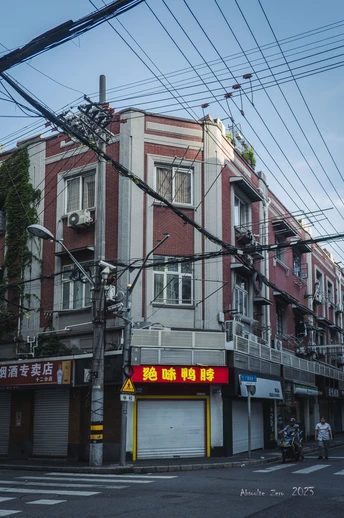 背景是建筑物的城市街道