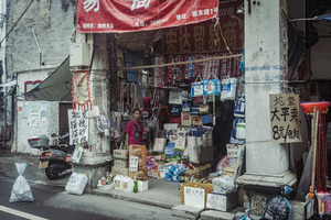 街道边的一个带有红色招牌的商店