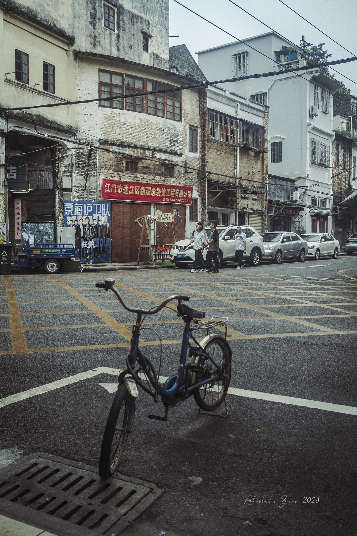 城市街道与古老的建筑、停在路边上的汽车以及倾斜的自行车形成了一个交汇点。