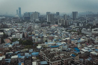 阴天蓝色天空下的大城市景象