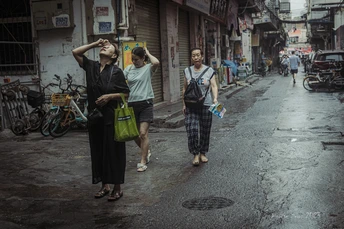 人们在一条狭窄的巷子里走
