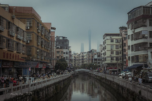 城市中的运河 有人和建筑