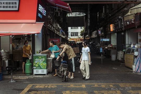 站在一栋建筑旁边街道上的自行车旁边的一个男人