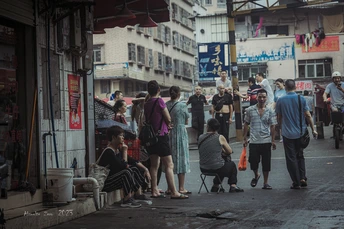 人群沿着拥挤的街道行走
