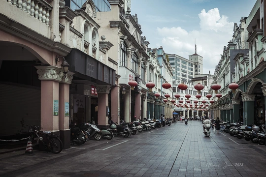 城市中的一条空荡荡的街道 摩托车停在街道的一侧