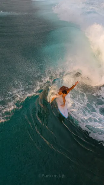 一个在海洋中骑着大浪冲浪的男子