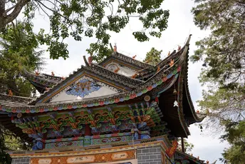 寺庙的塔的屋顶