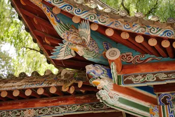 木建筑上的多彩屋顶