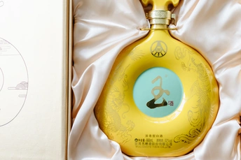 一瓶香水在一个白色背景上的盒子中