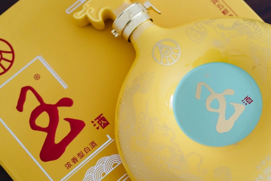 一个带有价格标签的黄色飞盘