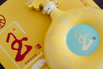 一个带有价格标签的黄色飞盘