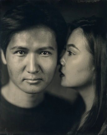 一张黑白照片 一对年轻夫妇 一个男子和一个女子