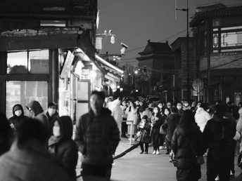 一张黑白照片 夜晚拥挤的街道