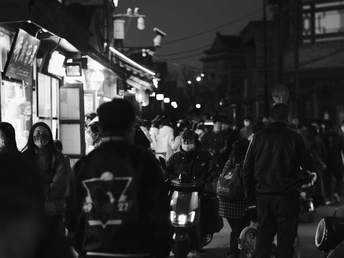 人群沿着拥挤的城市街道行走