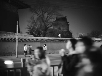 一张黑白照片 人们穿过一座桥。