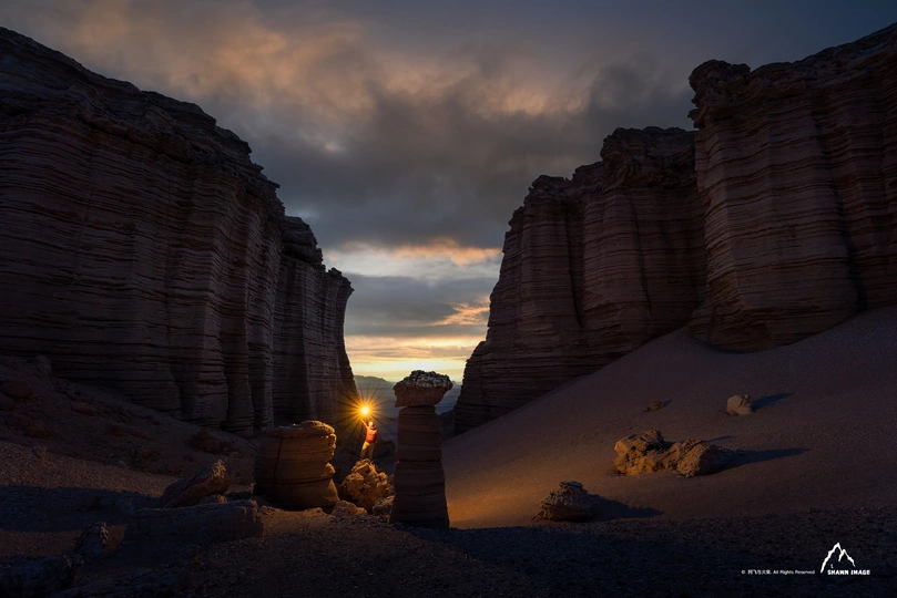 夕阳时分 太阳照亮了山脉和峡谷。