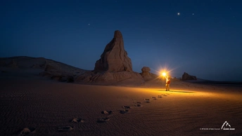 一个人在沙漠中夜晚站立 星空之下