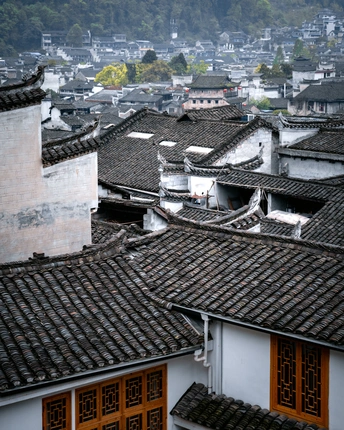 小镇上白色建筑的屋顶