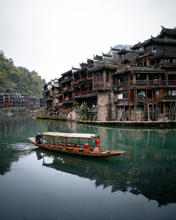 漂浮在建筑物附近水体上的小船
