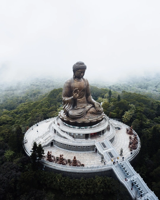 山顶上有一尊巨大的作者雕像