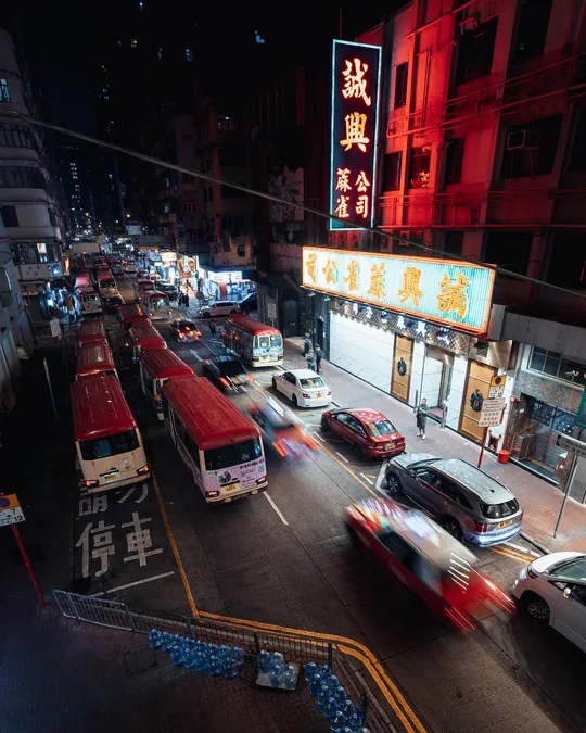 夜晚充满交通的城市街道 汽车、公交车和建筑