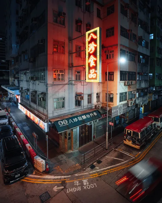 夜晚的城市街道 有汽车、公交车、灯光和高层建筑。