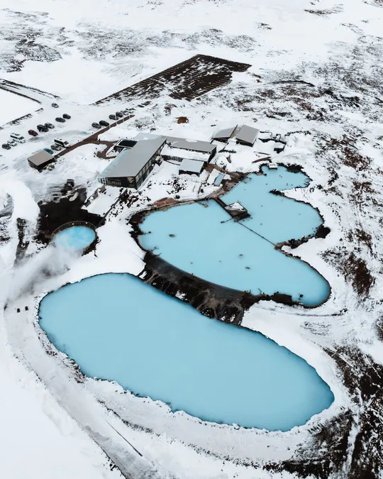 冬天被雪和冰环绕的湖泊