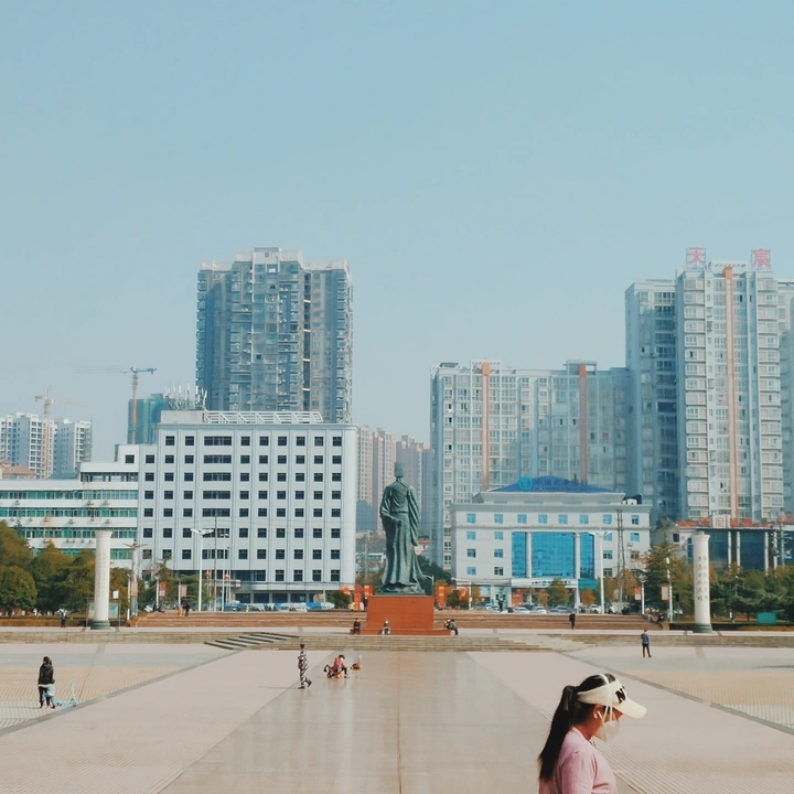 疫情中的广场人