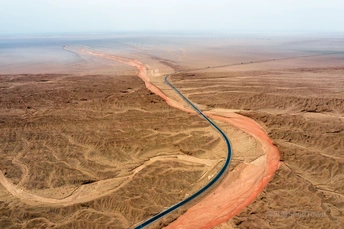 沙漠中的公路鸟瞰图