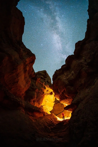 一个夜晚站在洞穴里仰望天空中的星星