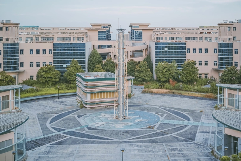 城市建筑物前有喷泉的圆形广场