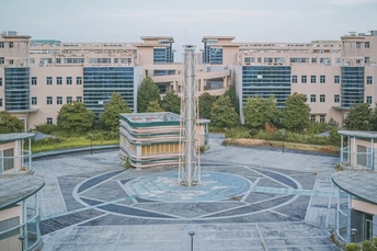 城市建筑物前有喷泉的圆形广场