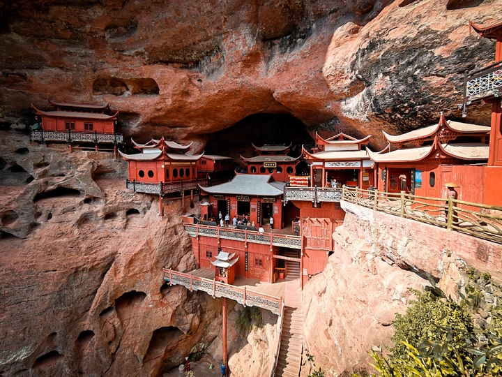 在世界上一座城市的大山中的一个大型洞穴中的一个寺庙。